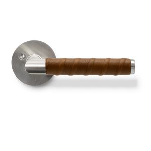 Kastrup dörrhandtag / dörrtrycke - Rostfritt stål / lindat brunt läder - Beslag Design
